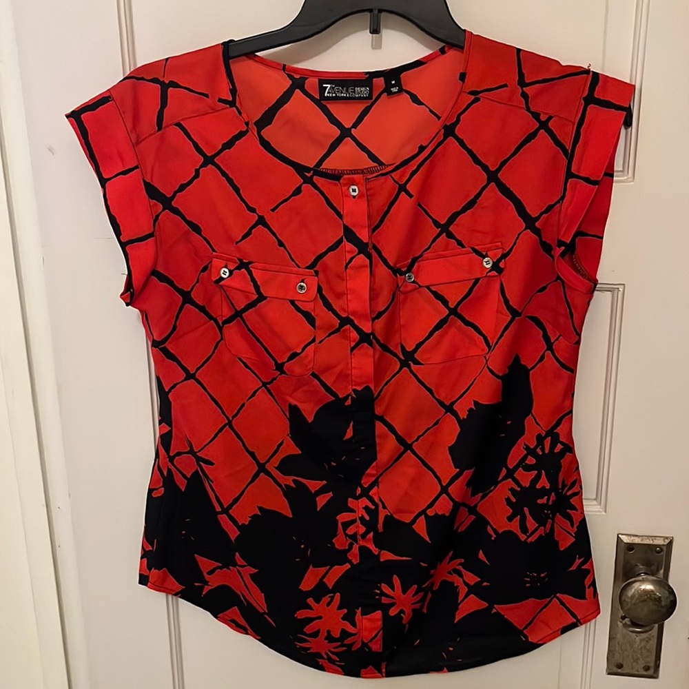 Sleeveless blouse with front pockets and a funky design